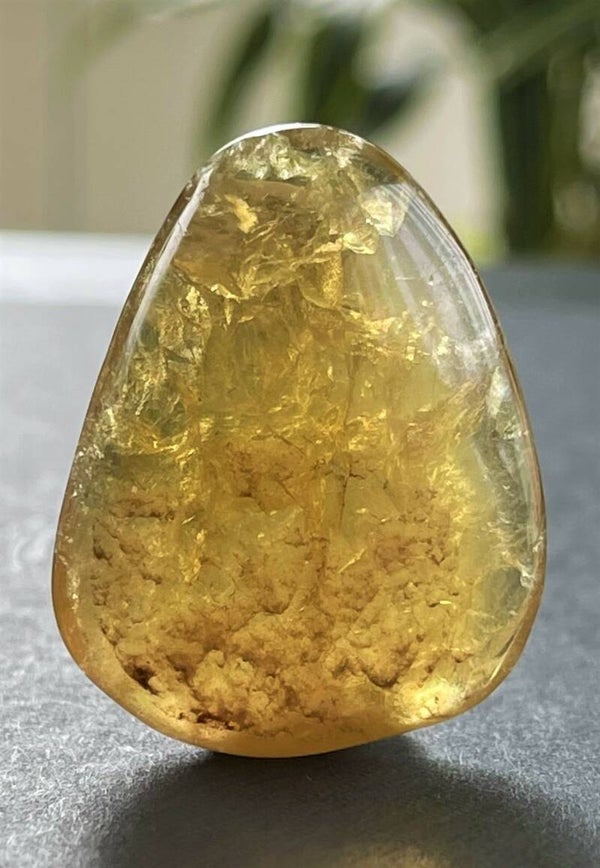 Gele Fluoriet knuffelsteen plat