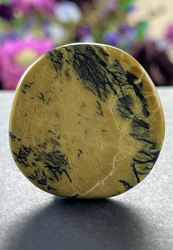 Serpentijn of Gele Turkoois knuffelsteen plat