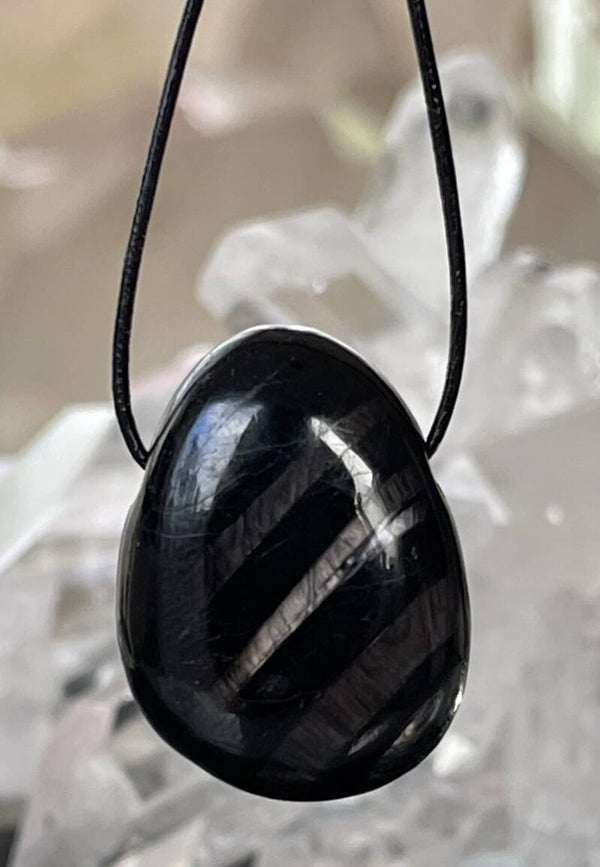 Hyperstheen hangertje doorboord, met veter