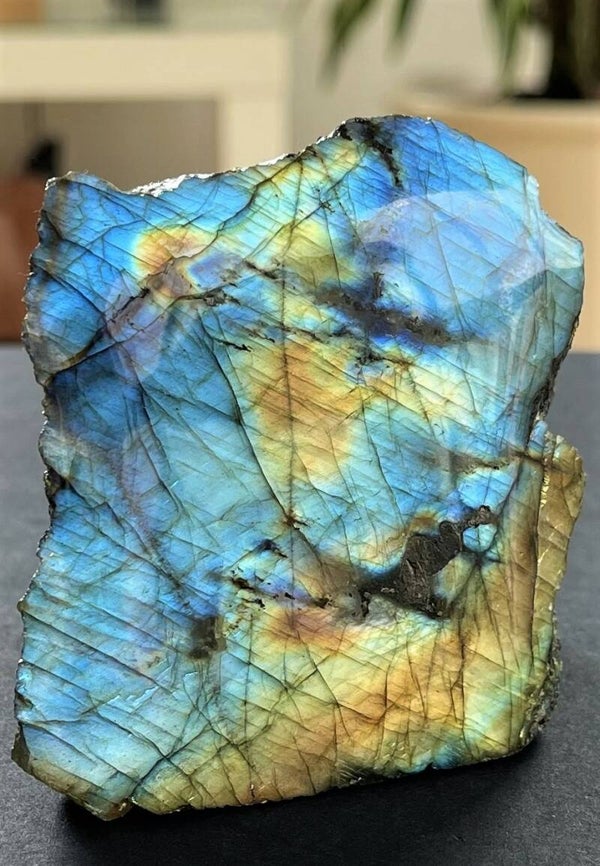 Labradoriet uit Madagaskar ruw, één zijde gepolijst