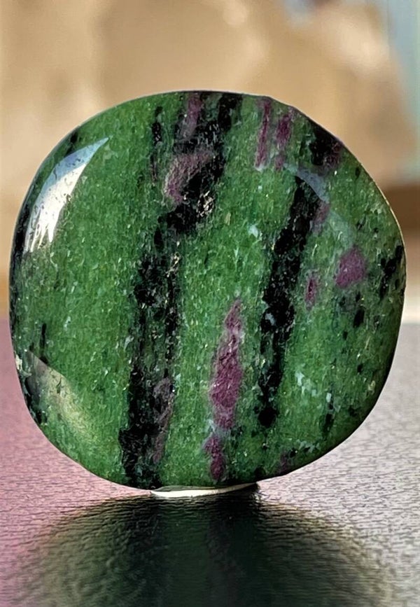 Robijn in Zoisiet knuffelsteen plat