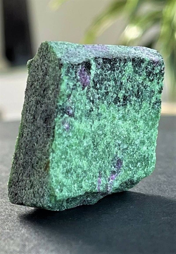 Zoisiet met Robijn uit Tanzania, twee zijden ruw, klein