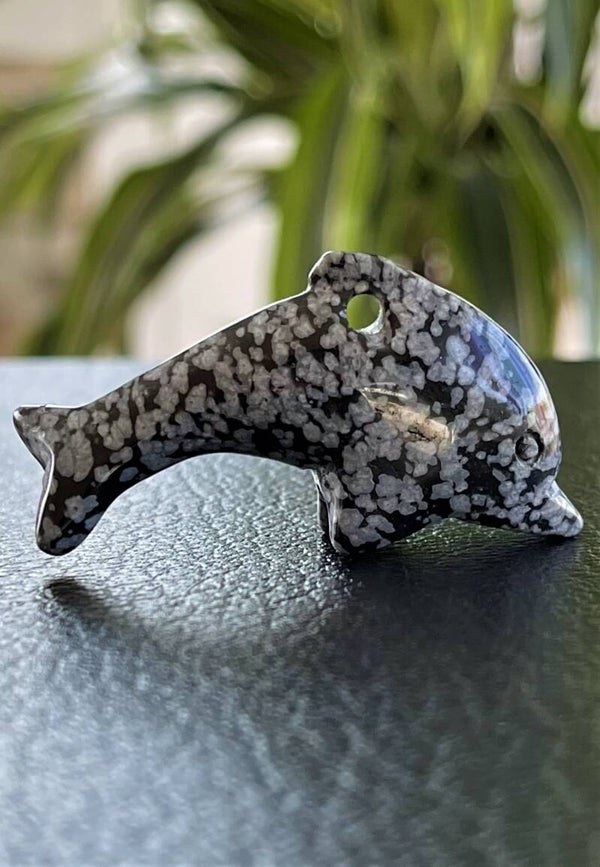 Sneeuwvlok Obsidiaan dolfijn hangertje doorboord, met veter