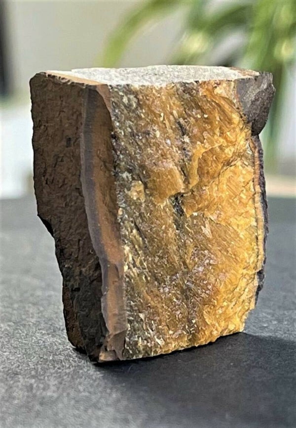 Tijgeroog uit Zuid-Afrika, één zijde ruw, klein