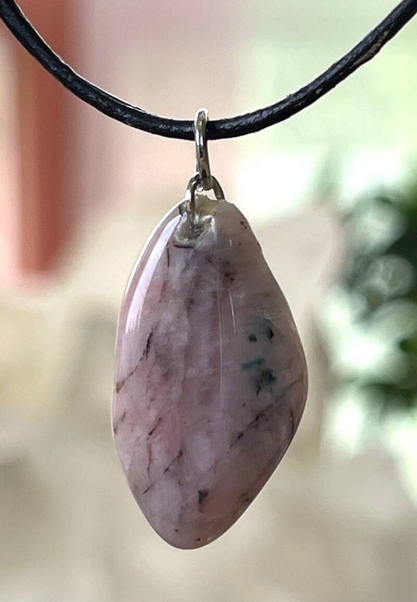 Aardbeienkwarts hangertje, met veter