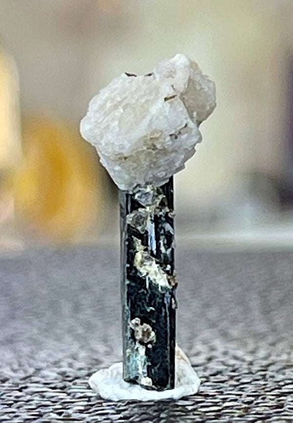 Aegirien met Orthoklaas ruw staafje, klein