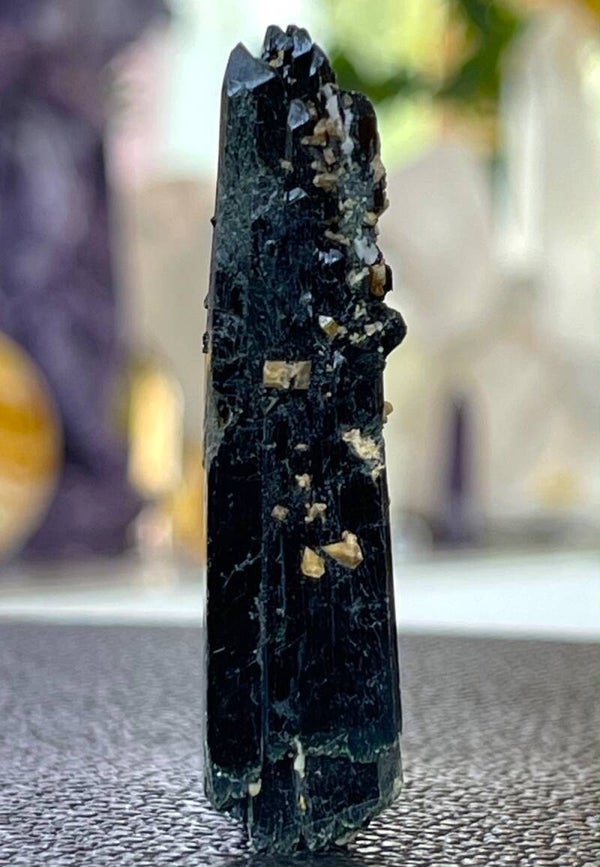 Aegirien met Orthoklaas ruw staafje, klein