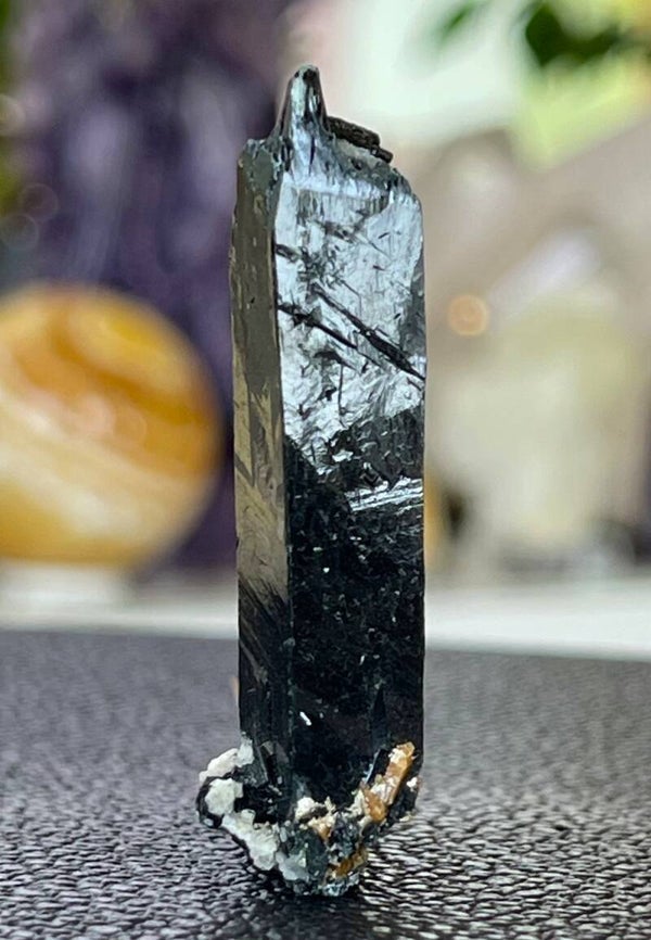 Aegirien met Orthoklaas ruw staafje, klein