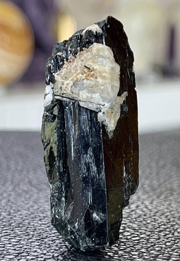 Aegirien met Orthoklaas ruw, klein-medium