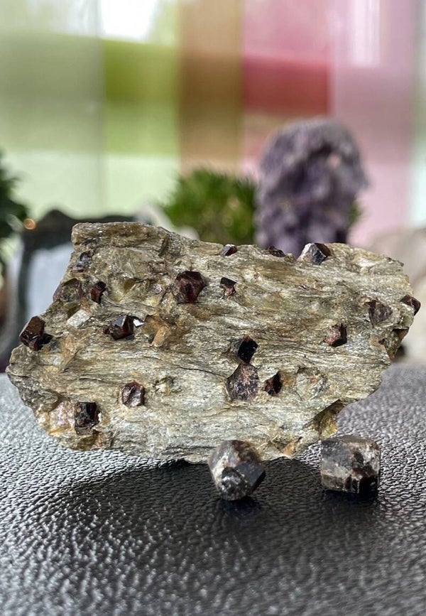 Granaat Almandien in Schist-matrix uit Oostenrijk ruw, medium