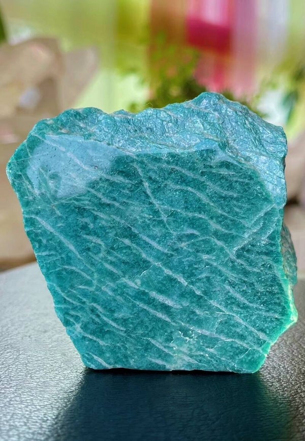 Amazoniet ruw, één zijde gepolijst, medium