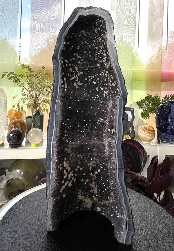 Amethist geode met Calciet en Goethiet uit Brazilië, groot