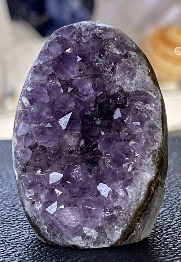 Amethist geode uit Uruquay staand, klein