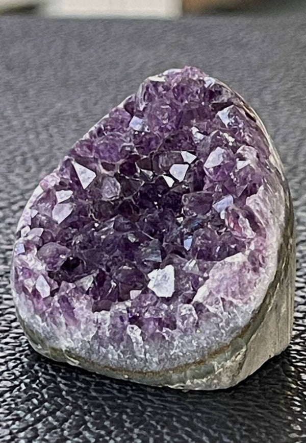 Amethist geode uit Uruquay staand, klein