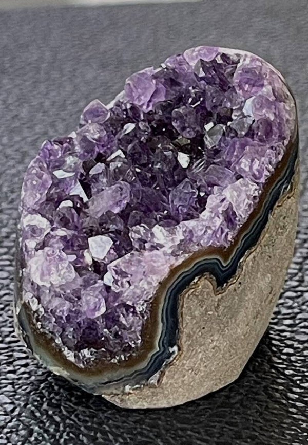 Amethist geode uit Uruquay staand, klein