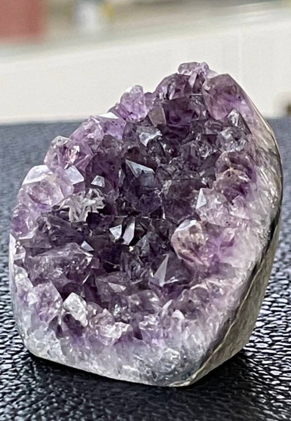 Amethist geode uit Uruquay staand, klein