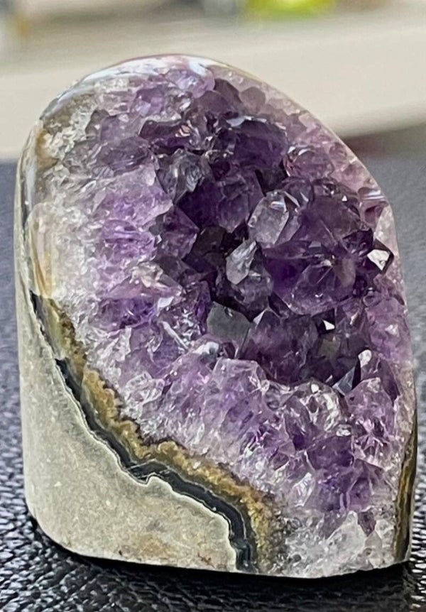 Amethist geode uit Uruquay staand, klein