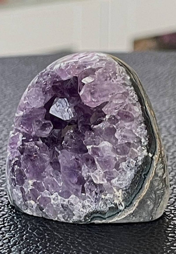 Amethist geode uit Uruquay staand, klein