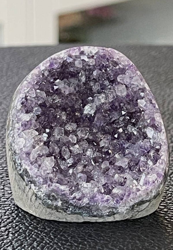 Amethist geode uit Uruquay staand, klein