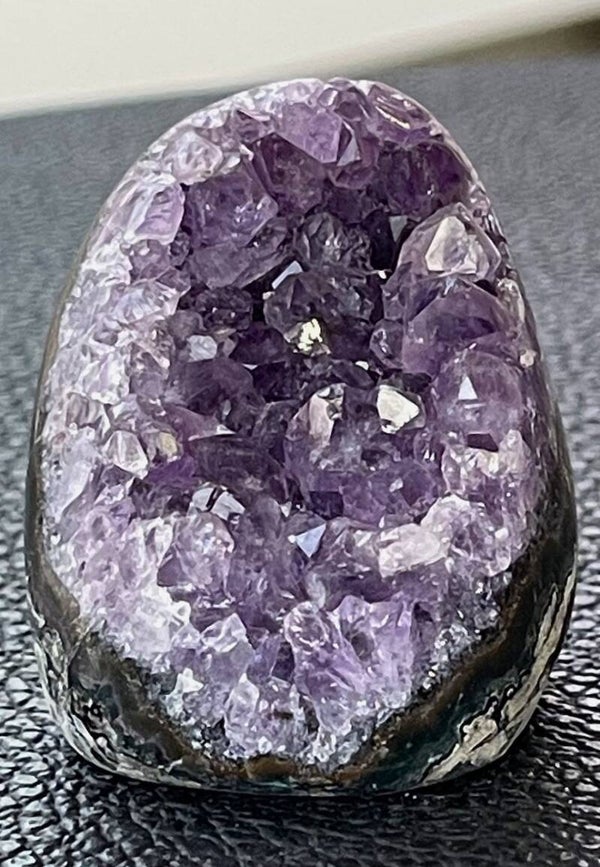 Amethist geode uit Uruquay staand, klein