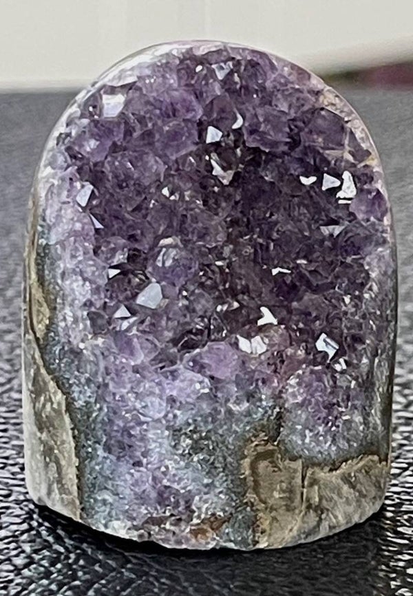 Amethist geode uit Uruquay staand, klein
