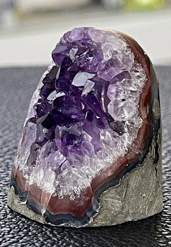 Amethist geode uit Uruquay staand, klein