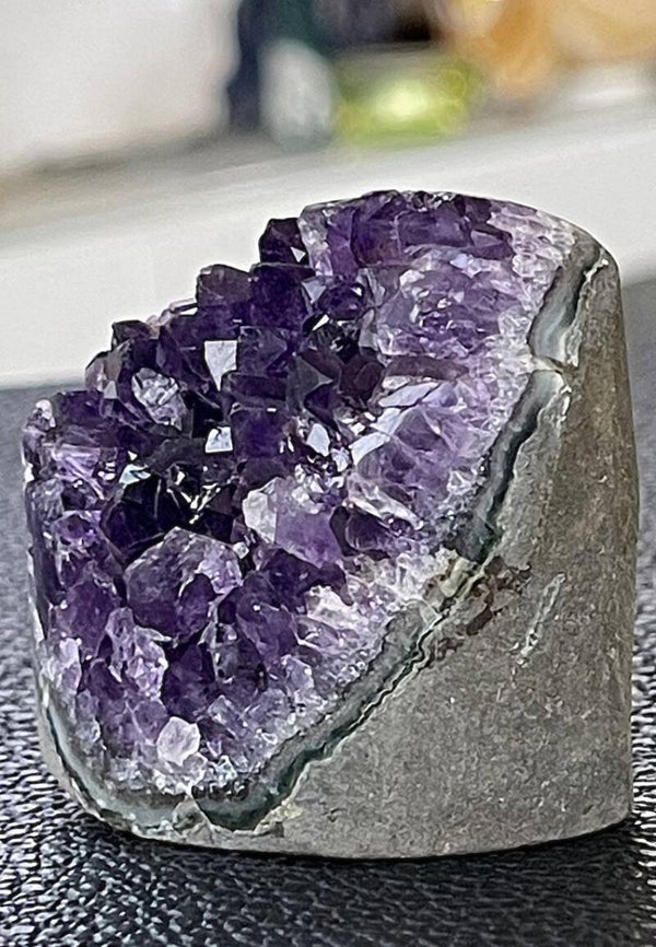 Amethist geode uit Uruquay staand, klein