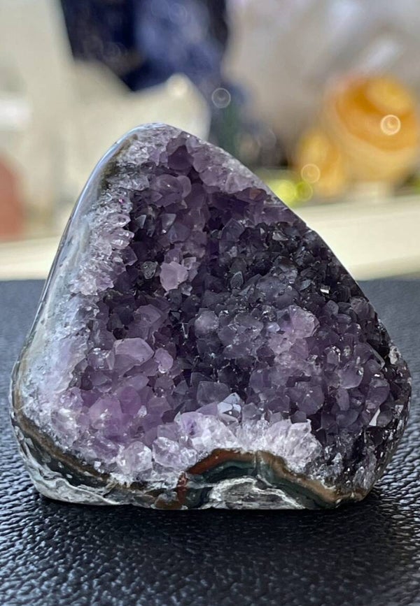 Amethist geode uit Uruquay staand, klein