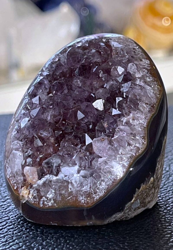 Amethist geode uit Uruquay staand, klein