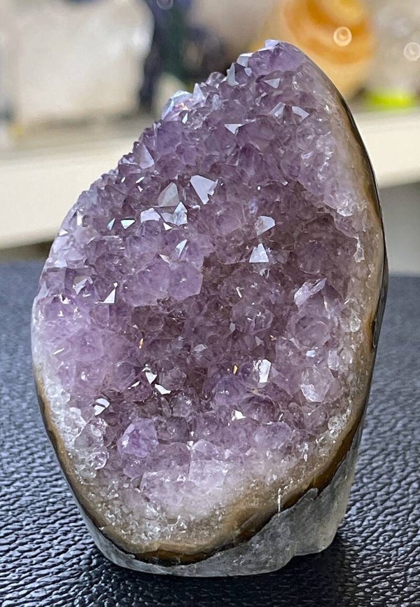 Amethist geode uit Uruquay staand, klein-medium