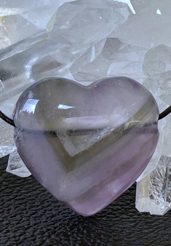 Amethist met fantoom hangertje hart doorboord, met veter