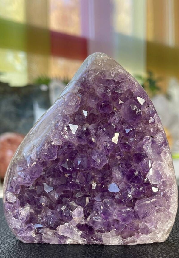 Amethist in Bergkristal en Agaat open free form geode uit Brazilië staand, medium