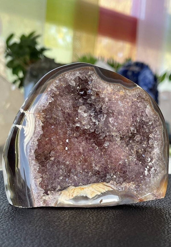 Amethist in Agaat geode uit Brazilië staand, medium