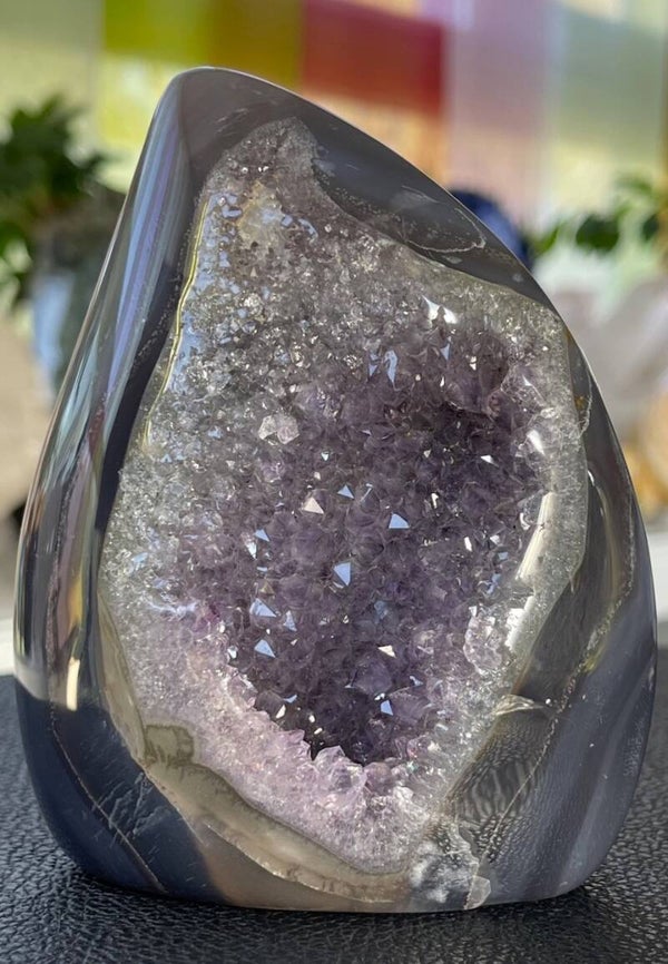 Amethist in Agaat open free form uit Brazilië staand, medium