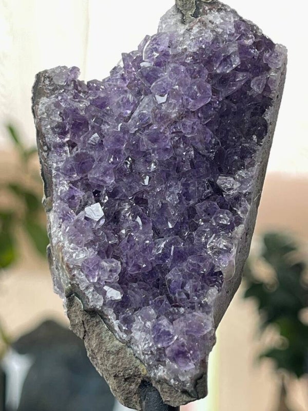 Amethist geode uit Brazilië ruw op standaard, medium