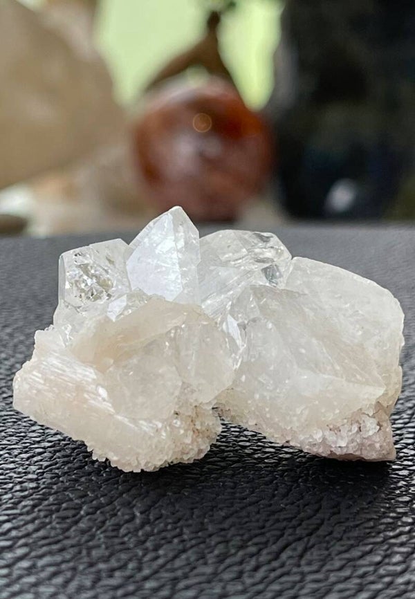 Apofylliet met Stilbiet uit India ruw, klein