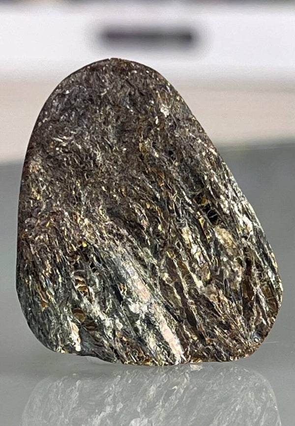 Astrofylliet edelsteen met ruwe bovenkant free form, medium