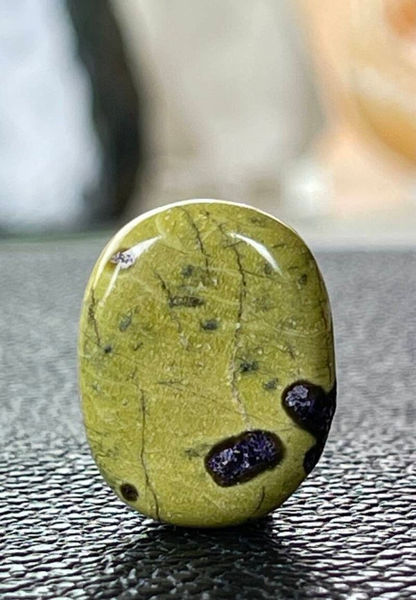 Atlantasiet knuffelsteen plat, heel klein