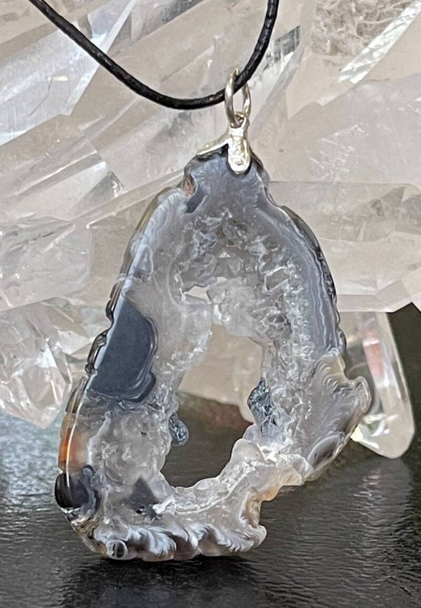 Avaloniet hangertje open, getrommeld, met veter