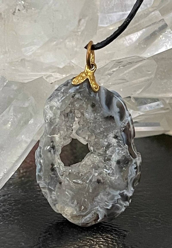 Avaloniet hangertje open, getrommeld, met veter