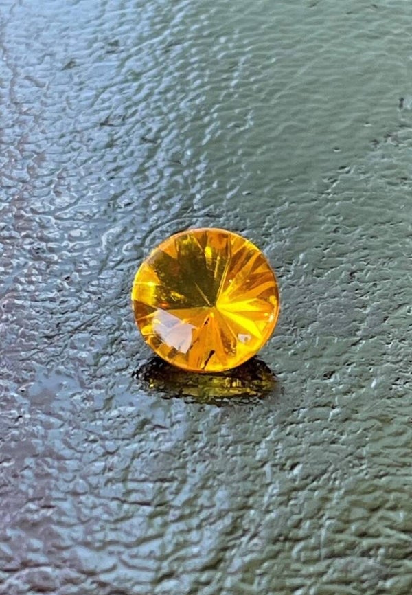 Barnsteen edelsteen met cabochon bovenkant en facet geslepen onderkant rond