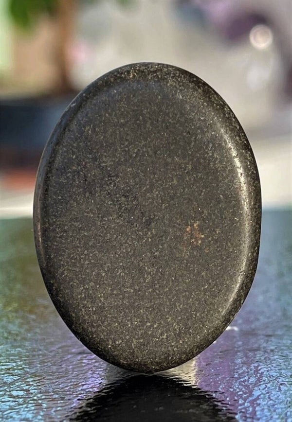 Basalt knuffelsteen plat, klein