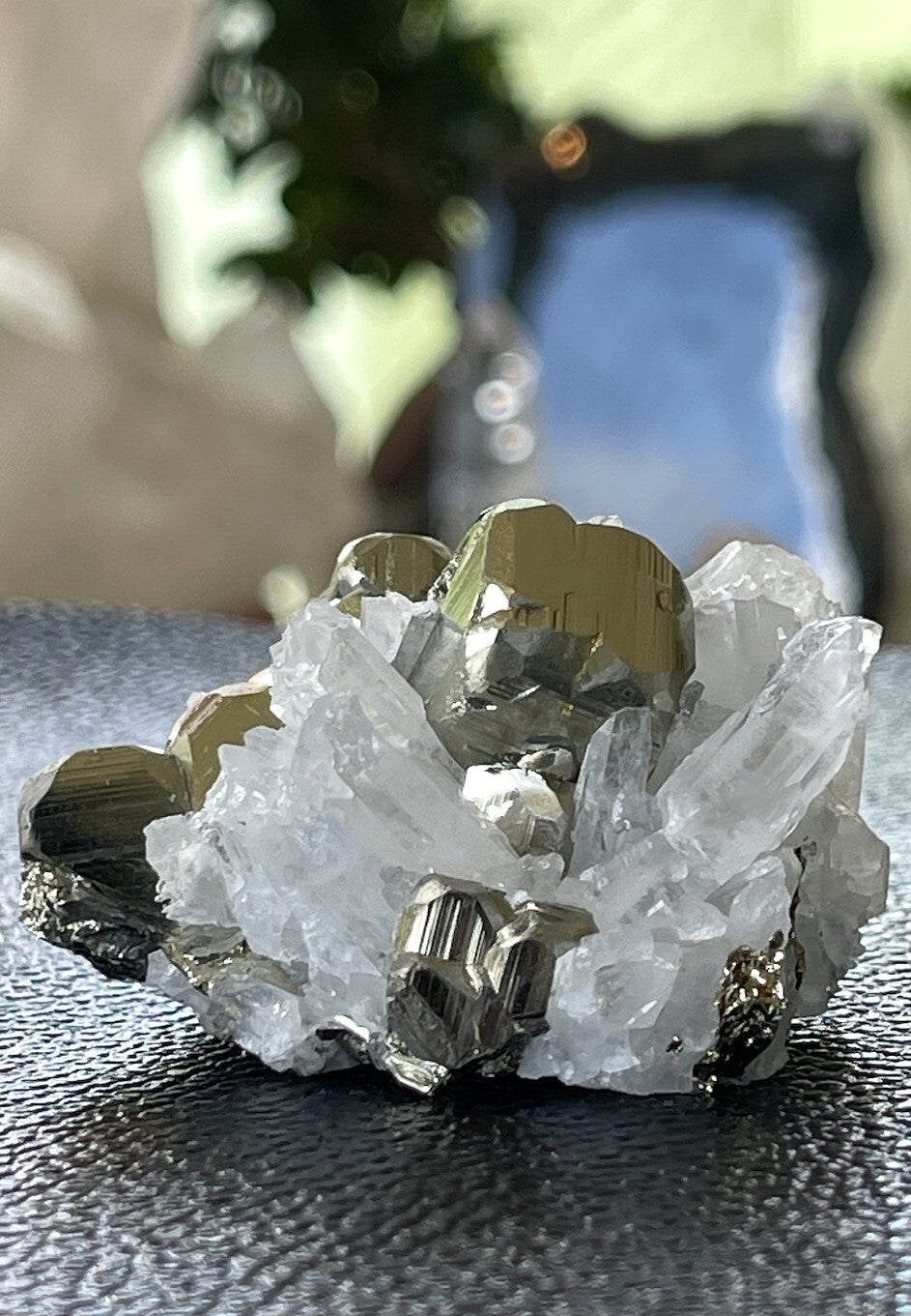 Bergkristal cluster punten op Pyriet uit Peru ruw, medium