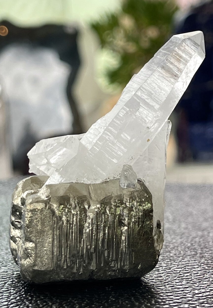 Bergkristal cluster punten op Pyriet uit Peru ruw, medium
