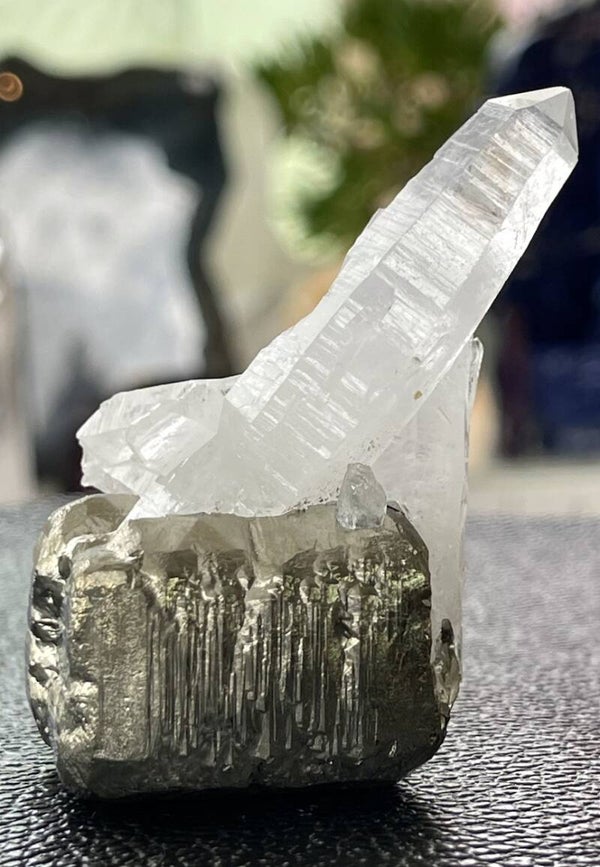 Bergkristal cluster punten op Pyriet uit Peru ruw, medium