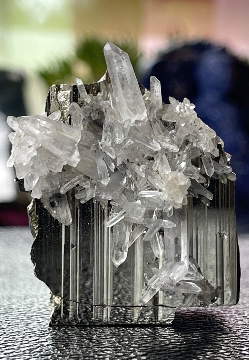 Bergkristal cluster punten op Pyriet uit Peru ruw, medium
