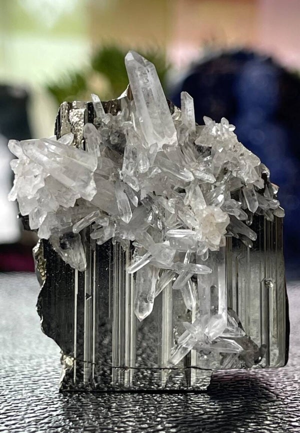 Bergkristal cluster punten op Pyriet uit Peru ruw, medium
