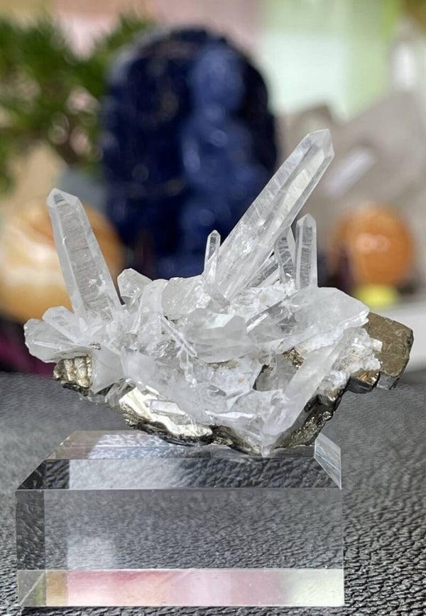 Bergkristal cluster punten op Pyriet uit Peru ruw, medium