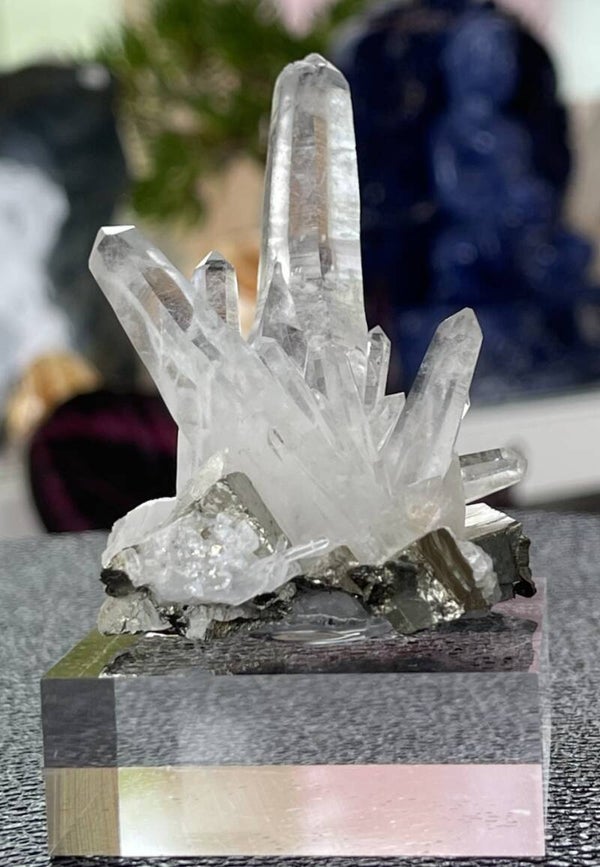 Bergkristal cluster punten op Pyriet uit Peru ruw, medium