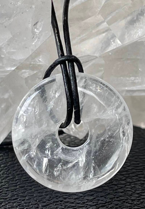 Bergkristal hangertje donut, met veter. klein